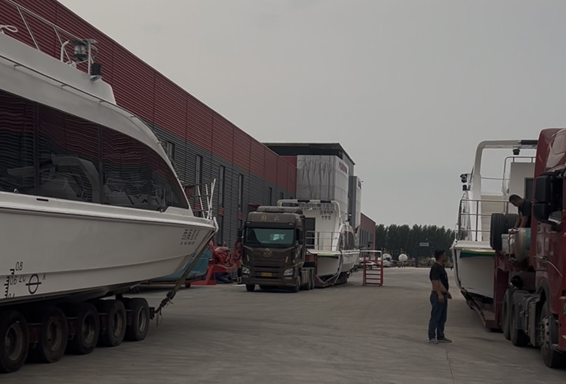 Лавада® испоручује унутрашња путничка пловила: један једнотрупни путнички брод од 21,8 м и два једнотрупна путничка брода од 17,8 м