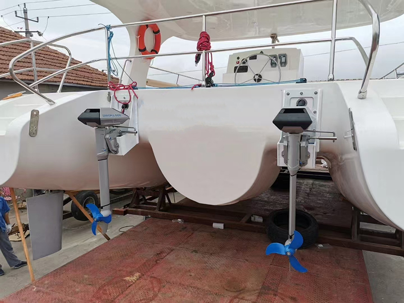 Лавада® 10,28 м једриличарски катамаран са електричним мотором: Савршена интеграција одрживости и исплативости